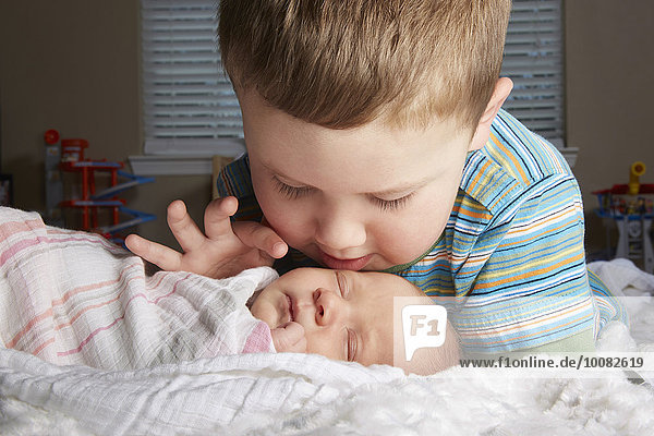 Neugeborenes neugeboren Neugeborene Junge - Person Geschwister Bewunderung Bett