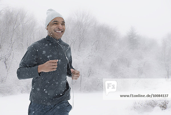 schwarz Läufer joggen Schnee