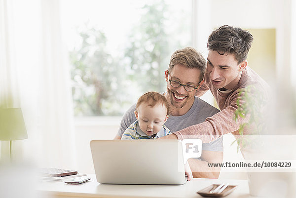 benutzen Europäer Notebook Menschlicher Vater Baby