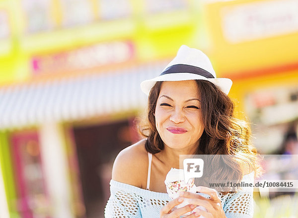 kegelförmig Kegel Frau chinesisch Eis essen essend isst Sahne