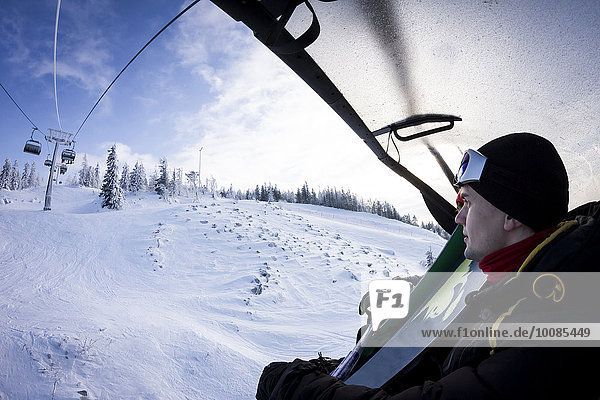 Europäer Snowboardfahrer heben über Schnee