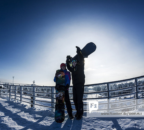 stehend Europäer Snowboardfahrer Berggipfel Gipfel Spitze Spitzen Schnee