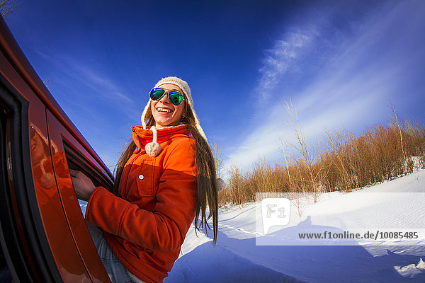 Europäer Frau Fenster Auto Schnee Feld hinauslehnen