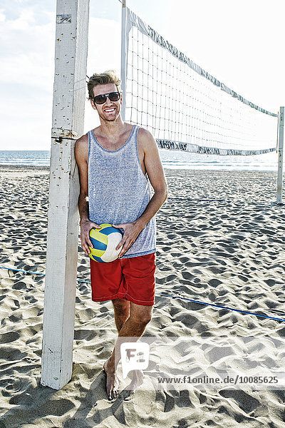 Europäer Mann Strand halten Volleyball