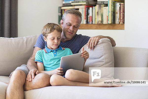 benutzen Europäer Couch Menschlicher Vater Sohn Tablet PC