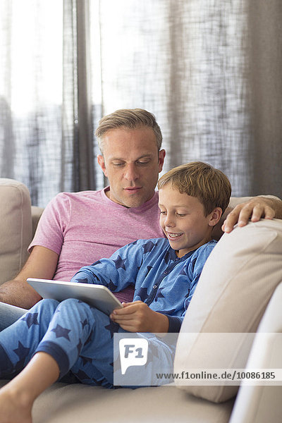 benutzen Europäer Couch Menschlicher Vater Sohn Tablet PC
