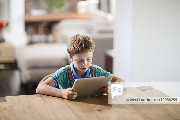 benutzen Europäer Junge - Person Tablet PC Tisch