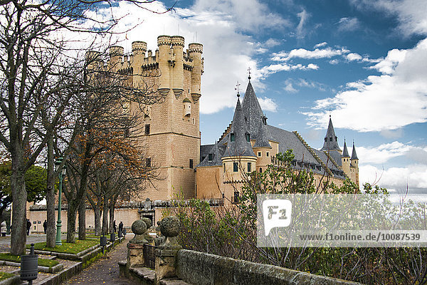 Palast Schloß Schlösser verziert Kirchturm Innenhof Hof Segovia Spanien