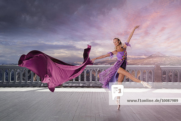 Europäer Frau tanzen Balkon Ballett