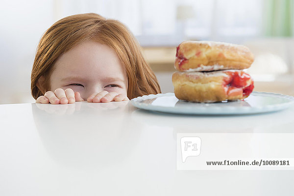 Europäer aufspüren Donut Mädchen Tisch nachsehen