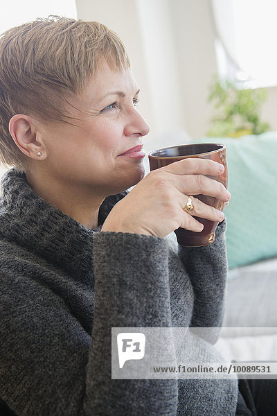 Europäer Frau Tasse Couch trinken Kaffee