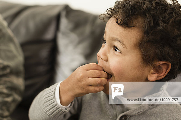 Couch Junge - Person Close-up mischen essen essend isst Mixed