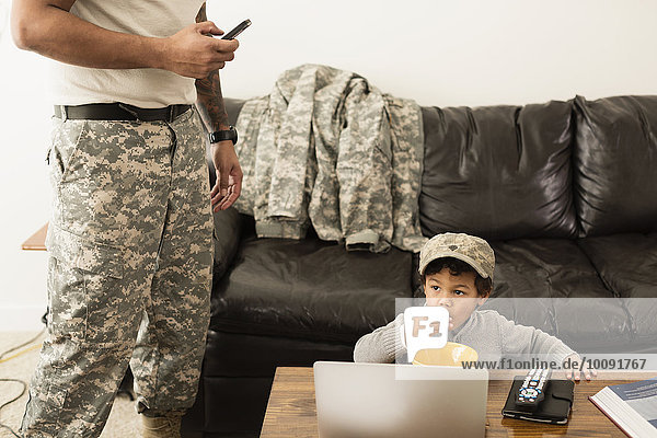 Entspannung Menschlicher Vater Sohn Zimmer Soldat mischen Wohnzimmer Mixed