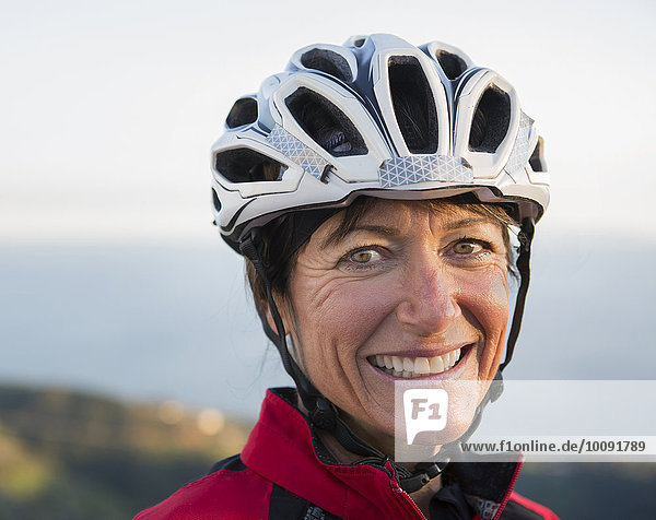 Europäer Frau lächeln Close-up Kleidung Helm