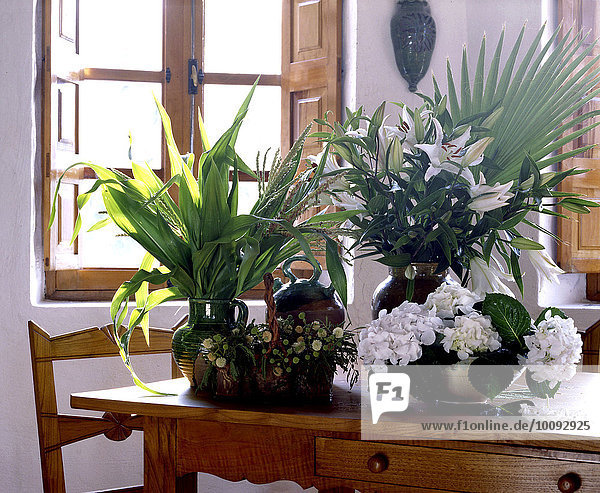 Holztisch Blumenvase Hortensie Lilie