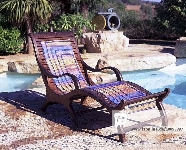 Eleganter Liegestuhl im Pool