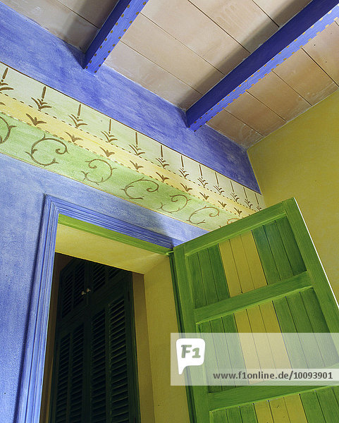 Farbenfrohe Wand mit Zimmertür