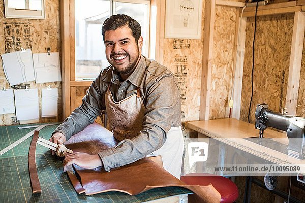 Porträt des Lederhandwerkers auf der Werkbank