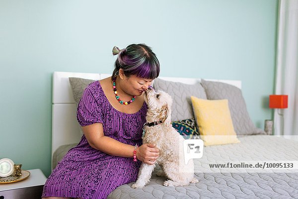 Mittlere erwachsene Frau Nase an Nase mit Hund