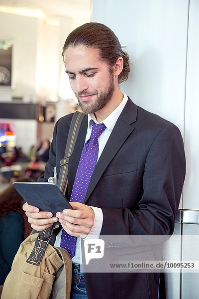 Geschäftsmann auf Geschäftsreise mit digitalem Tablett  New York  USA