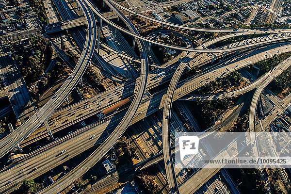 Luftaufnahme von komplexen Kurvenüberführungen und Autobahnen  Los Angeles  Kalifornien  USA
