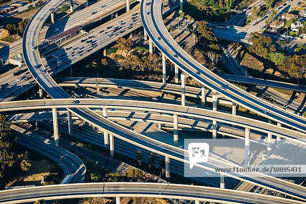 Luftbild des Verkehrs auf mehrspurigen Autobahnen und Überführungen  Los Angeles  Kalifornien  USA