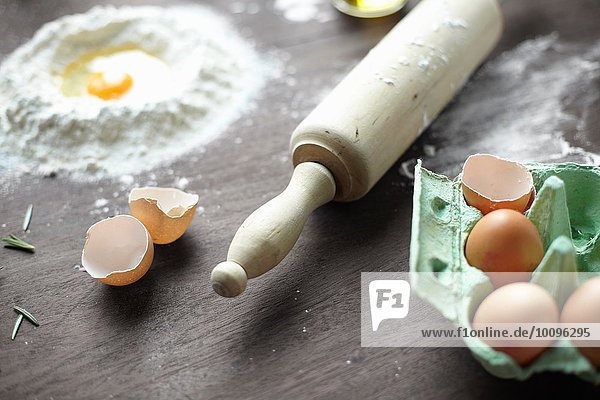Nahaufnahme der Backzubereitung mit Mehl und Eiern