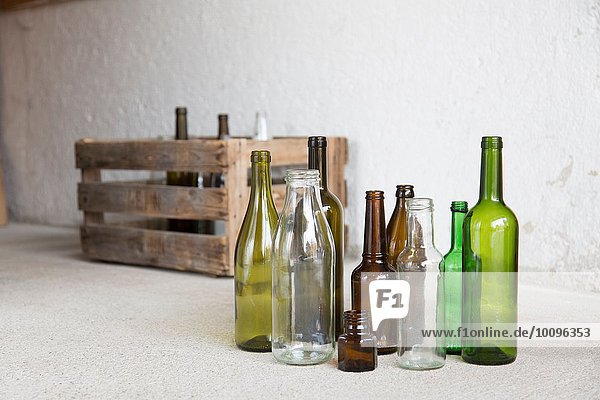 Vielfalt an leeren Flaschen und Holzkisten in der Garage