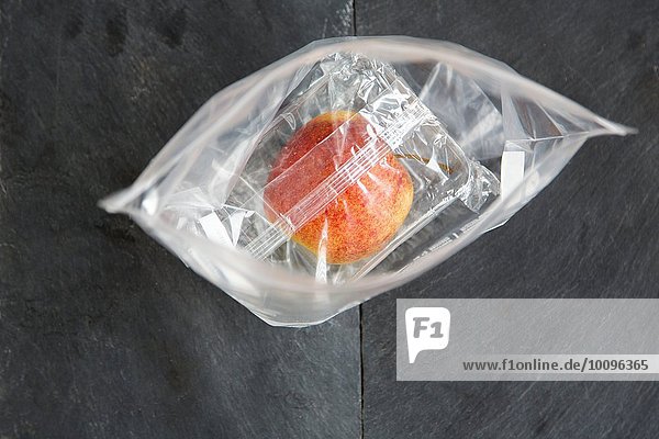 Stilleben von Apfel in Plastiktüten verpackt