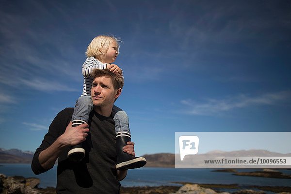 Vater mit Sohn auf den Schultern  Loch Eishort  Isle of Skye  Hebriden  Schottland