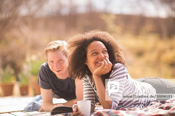 Mittleres erwachsenes Paar entspannt sich im Freien