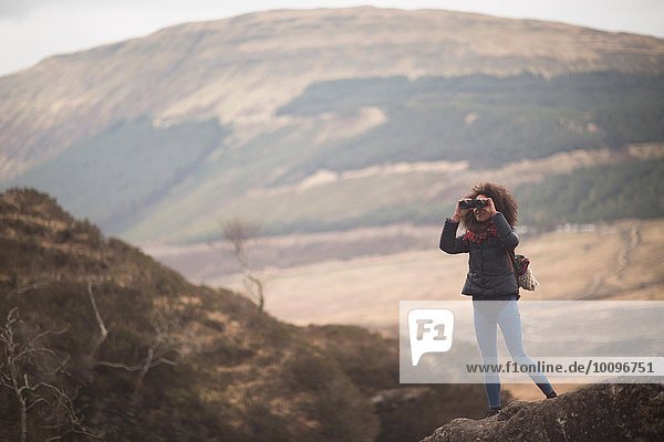 Frau mit Fernglas  Fairy Pools  Isle of Skye  Hebriden  Schottland