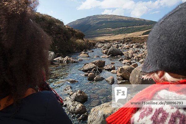 Frau und Junge schauen auf die Aussicht  Fairy Pools  Isle of Skye  Hebrides  Schottland