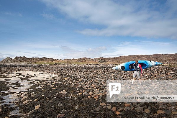 Mittlerer Erwachsener Mann mit Kanu  Loch Eishort  Isle of Skye  Hebrides  Schottland