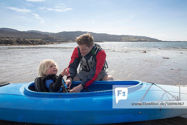 Vater hilft Sohn im Kanu  Loch Eishort  Isle of Skye  Hebrides  Schottland