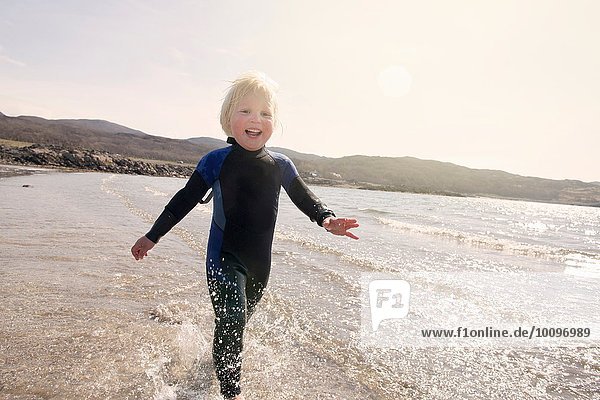 Junge läuft am Strand  Loch Eishort  Isle of Skye  Hebrides  Schottland