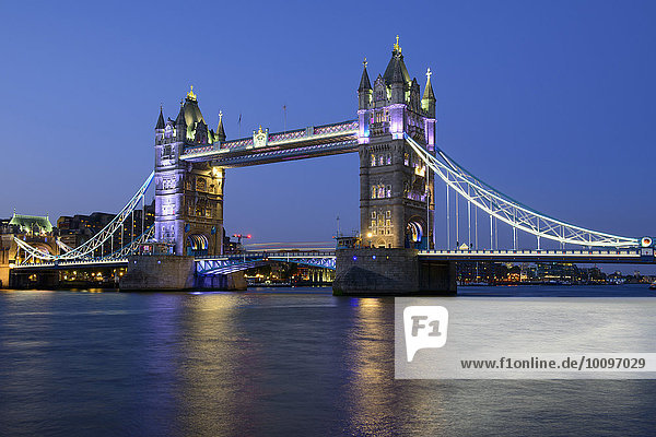 Beleuchtete Tower Bridge am Abend  Themse  London  England  Großbritannien  Europa