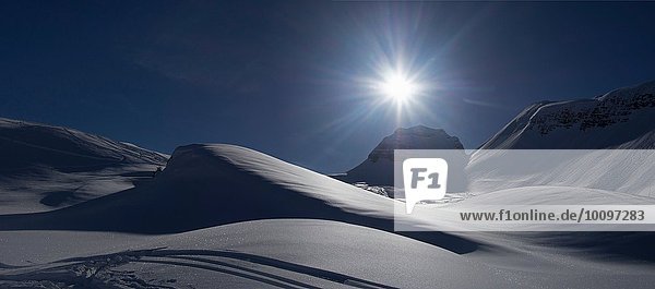 Schneebedeckte Landschaft bei Sonnenuntergang Flaine Frankreich