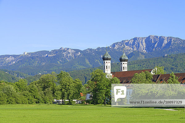 Kloster Benediktbeuern vor Benediktenwand Oberbayern Bayern Deutschland Europa
