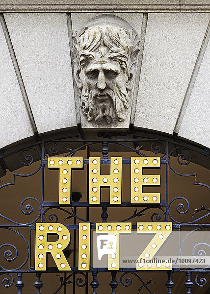 Eingang zum Ritz Hotel  Piccadilly  London  England  Großbritannien  Europa