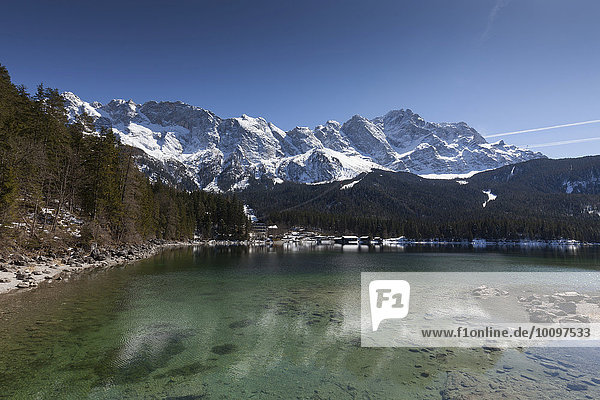 Der Eibsee vor der Zugspitze Grainau Oberbayern Bayern Deutschland Europa