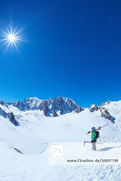 Älterer Skifahrer mit Blick auf das Mont-Blanc-Massiv Graian Alps Frankreich