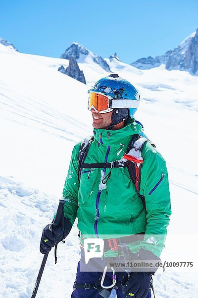 Porträt eines reifen Skifahrers auf dem Mont-Blanc-Massiv  Grajische Alpen  Frankreich