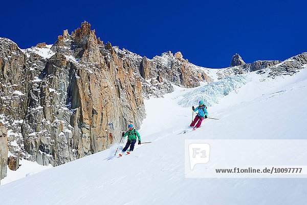 Skifahrer und Skifahrerinnen auf dem Mont Blanc-Massiv  Graian Alps  Frankreich