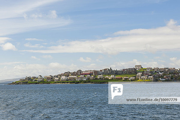 Stadtansicht vom Meer aus  Lerwick  Mainland  Shetland-Inseln  Schottland  Großbritannien  Europa