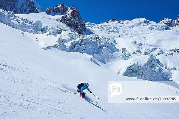 Reife Skifahrerin auf dem Mont Blanc-Massiv  Graian Alps  Frankreich