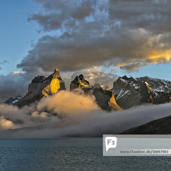 Cuernos del Paine frühmorgens  Lago Pehoe  Nationalpark Torres del Paine  Patagonien  Chile  Südamerika