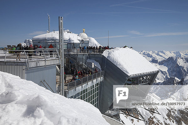 Bergstation mit Aussichtsterrasse  Zugspitze  Oberbayern  Bayern  Deutschland  Europa