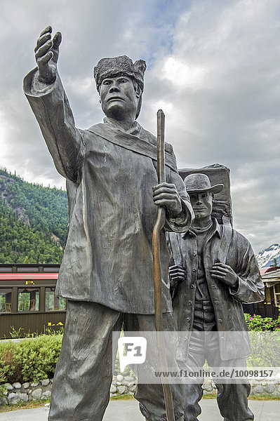 Statue in Skagway  indianischer Ureinwohner weist Goldgräbern den Weg  Skagway  Alaska  USA  Nordamerika