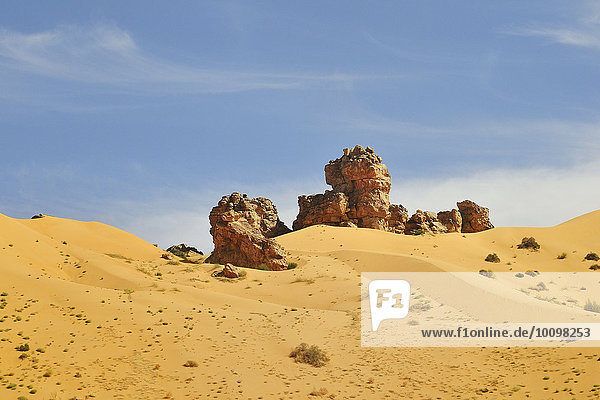 Von einer Sanddüne fast zugedeckter Hügel  Strecke Atar nach Tidjikja  Region Adrar  Mauretanien  Afrika